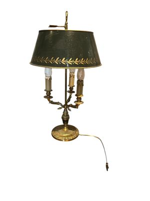 une image d'une lampe de table avec un abat-jour noir