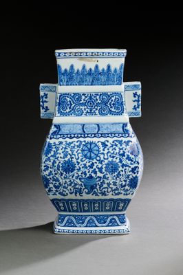 un vase bleu et blanc posé sur une table