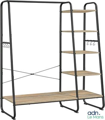 deux étagères avec des tablettes en bois de chaque côté et une structure métallique