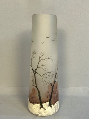 un vase blanc orné d'une peinture représentant un arbre