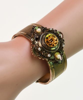 une image montrant un gros plan de la main d'une personne portant un bracelet