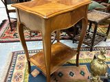 une petite table surmontée d'une étagère, dans une pièce