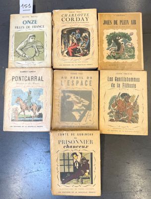 plusieurs livres sont empilés sur une table