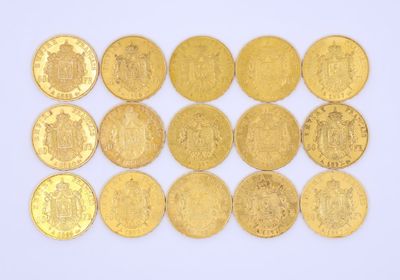 plusieurs pièces d'or sont disposées en ligne sur une surface blanche