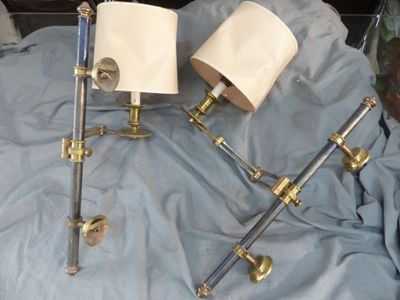 deux lampes posées sur un lit recouvert d'un drap bleu