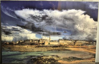 une photo d'une photo d'une ville accrochée au mur