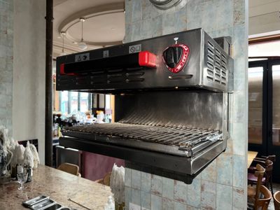 une photo d'une cuisine équipée d'un barbecue