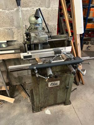 une machine posée sur une table dans une pièce
