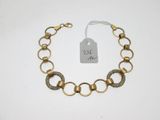 un bracelet plaqué or composé de maillons et d'une plaque, sur fond blanc