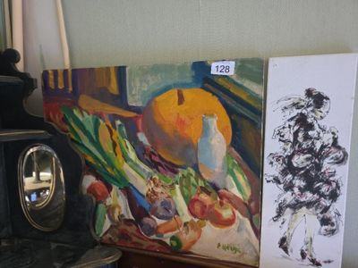 trois tableaux posés sur une table, avec une horloge en arrière-plan