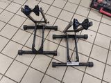 deux vélos posés par terre dans le magasin
