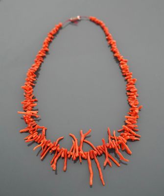 Collier de branches de corail (teinté) en chute, le fermoir …