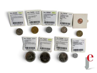 un lot de pièces de monnaie posées sur une table