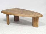 une image d'une table en bois sur fond blanc