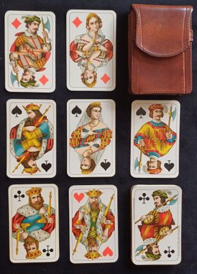 un jeu de cartes et un étui en cuir posés sur une table