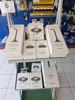 de nombreuses boîtes contenant des appareils électroniques posées sur une table dans un magasin