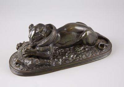 statue en bronze représentant un cheval couché, posée sur un plateau
