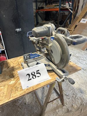 une machine posée sur une table