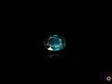 l'image d'une boule de verre dans l'obscurité