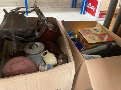 une boîte en carton remplie d'objets, posée par terre