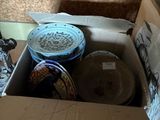 une boîte en carton contenant un certain nombre d'objets