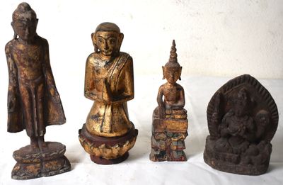 quatre statues de bouddhas assis les uns à côté des autres