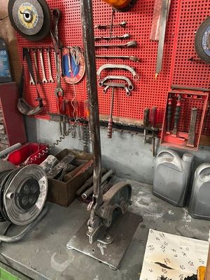 une photo d'un établi avec des outils accrochés au mur