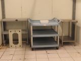 un chariot bleu posé au milieu d'une pièce