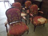 many chairs that are sitting in a room together