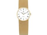 gros plan d'une montre-bracelet en or avec des chiffres romains