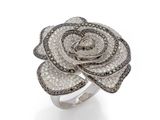 une bague en or blanc sertie d'un diamant en forme de rose