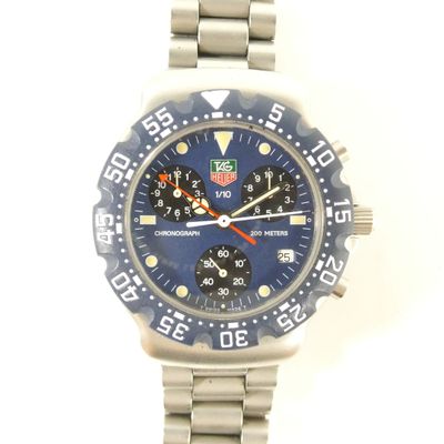 gros plan d'une montre sur une surface blanche
