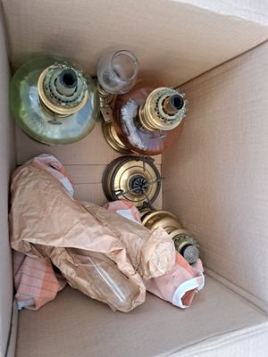 une boîte en carton remplie de bouteilles et encore de bouteilles d'alcool