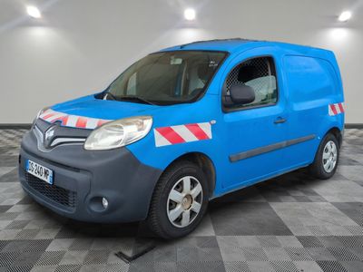 la photo d'une camionnette bleue garée dans un garage