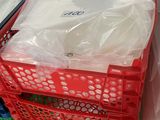 de nombreuses caisses en plastique empilées les unes sur les autres sur une table