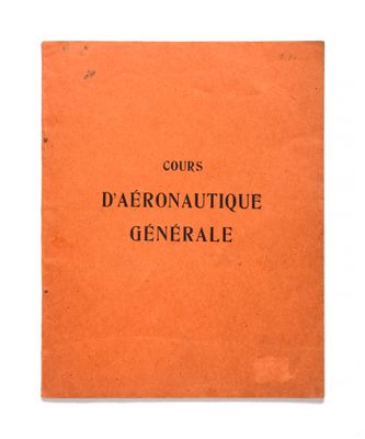 un livre orange avec des inscriptions noires, posé sur une surface blanche