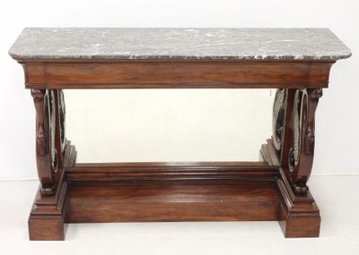 une vieille table en bois avec un plateau en marbre, posée sur un sol blanc