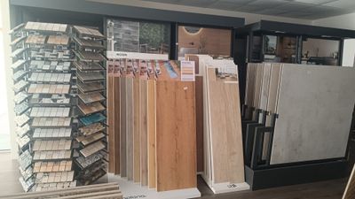 il y a beaucoup de types différents de parquets dans le magasin