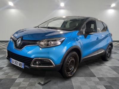 une voiture bleue garée dans un garage au sol en damier