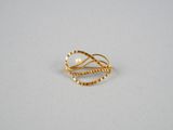gros plan d'une bague en or sur une surface blanche