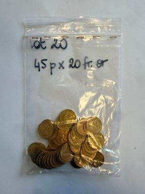 un sac de pièces d'or posé sur une table blanche