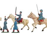 plusieurs figurines représentant des hommes à cheval, tenant des lances