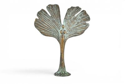une image représentant une sculpture en bronze d'un « ginknife » sur fond blanc