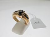 Gros plan sur une bague en or ornée d'un diamant noir