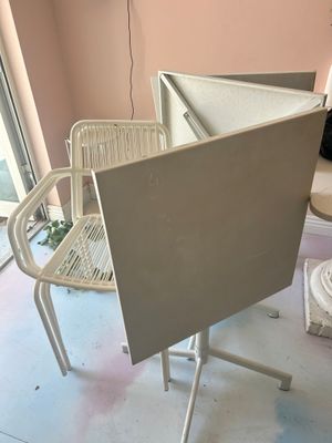 une table et des chaises dans une pièce aux murs roses