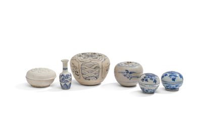 un ensemble de vases et de bols bleus et blancs posés sur une surface blanche