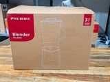 une boîte contenant un mixeur posée sur une table en bois