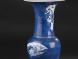 vase bleu et blanc sur fond noir, avec un fond noir