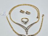 une collection de bijoux comprenant un collier, un bracelet et une bague