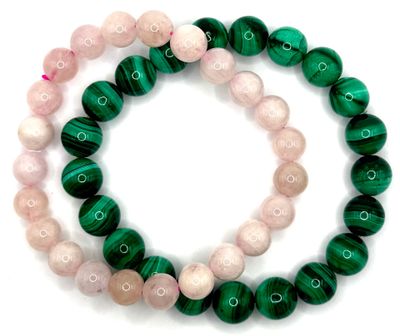 deux bracelets composés de perles marbrées roses et vertes sur fond blanc